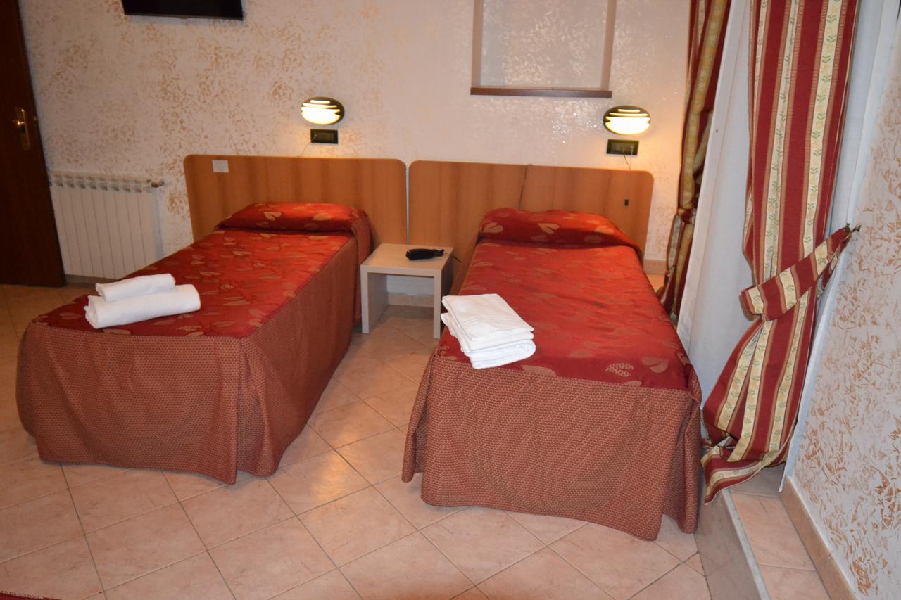 Hotel Ferrarese Rome Exterior photo