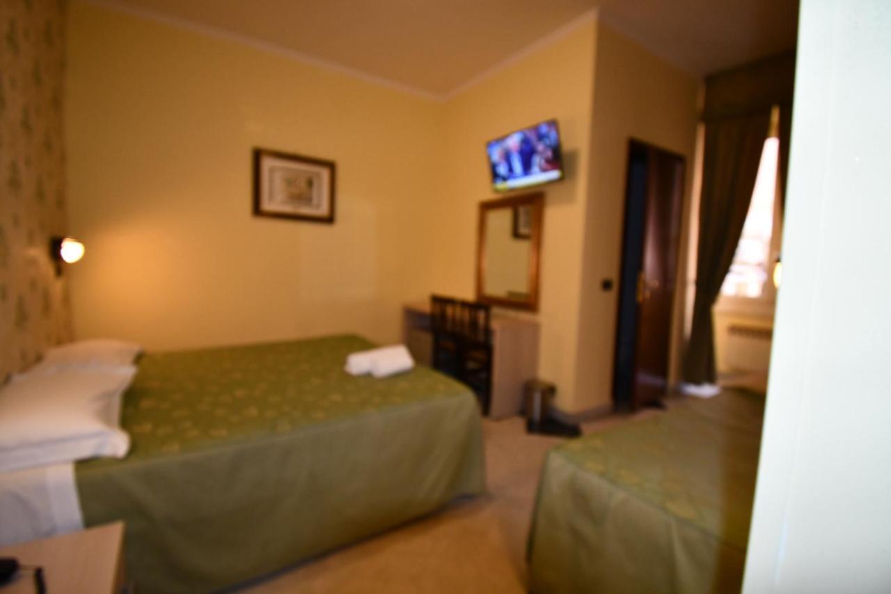 Hotel Ferrarese Rome Exterior photo